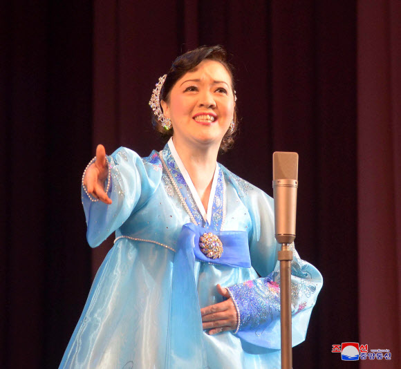 17일 평양대극장에서 재일조선인예술단의 ‘2월의 축복속에 빛나는 총련’ 음악무용종합공연이 열렸다고 조선중앙통신이 17일 보도했다. 2019.2.17  연합뉴스