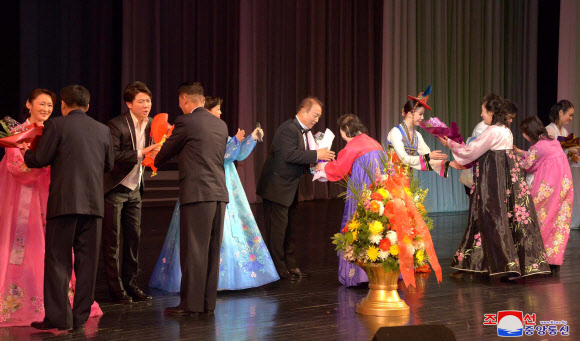 17일 평양대극장에서 재일조선인예술단의 ‘2월의 축복속에 빛나는 총련’ 음악무용종합공연이 열렸다고 조선중앙통신이 17일 보도했다. 2019.2.17  연합뉴스