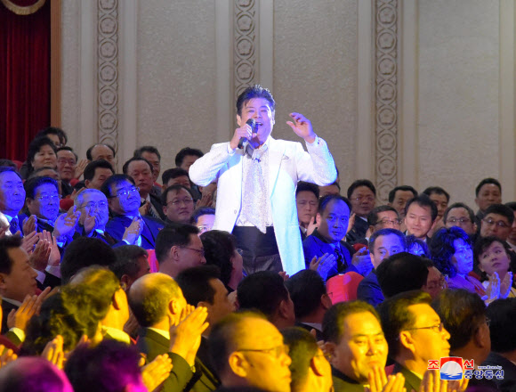 17일 평양대극장에서 재일조선인예술단의 ‘2월의 축복속에 빛나는 총련’ 음악무용종합공연이 열렸다고 조선중앙통신이 17일 보도했다. 2019.2.17  연합뉴스