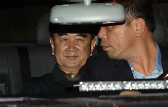 김창선 북한 국무위원회 부장이 17일 베트남 하노이의 소피텔레전드메트로폴하노이 호텔을 살펴본 후 나서고 있다. 2019.2.17 뉴스1