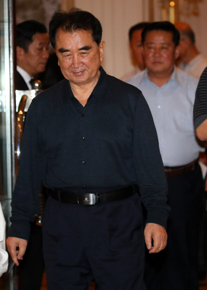 2차 북미정상회담을 열흘 앞둔 17일(현지시간 오후) 김창선 북한 국무위원회 부장과 일행이 베트남 하노이에 위치한 소피텔 레전드 메트로폴 하노이 호텔을 나서고 있다. 오른쪽은 김철규 호위사령부 부사령관. 2019.2.17  연합뉴스