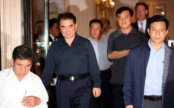 2차 북미정상회담을 열흘 앞둔 17일(현지시간) 김창선 북한 국무위원회 부장을 비롯한 수행단이 베트남 하노이에 위치한 소피텔 레전드 메트로폴 하노이 호텔을 나서고 있다. 2019.2.17  연합뉴스