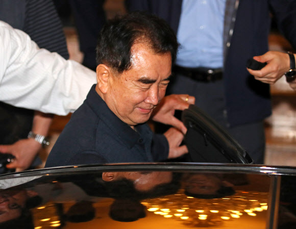 2차 북미정상회담을 열흘 앞둔 17일(현지시간) 김창선 북한 국무위원회 부장이 베트남 하노이에 위치한 소피텔 레전드 메트로폴 하노이 호텔을 나서고 있다. 2019.2.17  연합뉴스