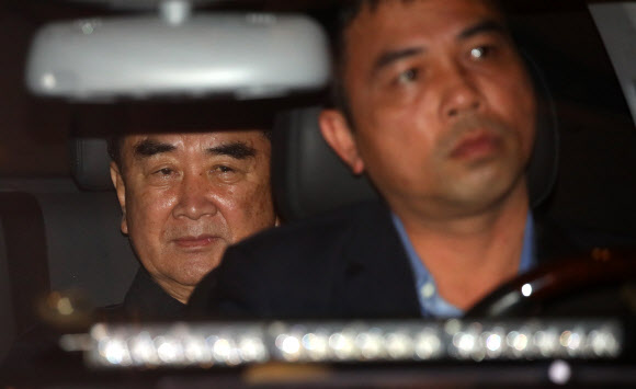 2차 북미정상회담을 열흘 앞둔 17일(현지시간) 김창선 북한 국무위원회 부장이 베트남 하노이에 위치한 소피텔 레전드 메트로폴 하노이 호텔을 나서고 있다. 2019.2.17  연합뉴스