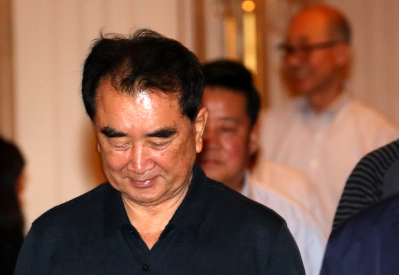 2차 북미정상회담을 열흘 앞둔 17일(현지시간) 김창선 북한 국무위원회 부장(왼쪽부터), 김철규 호위사령부 부사령관. 박철 조선아시아태평양평화위원회(아태평화위) 부위원장이 베트남 하노이에 위치한 소피텔 레전드 메트로폴 하노이 호텔을 나서고 있다. 2019.2.17  연합뉴스