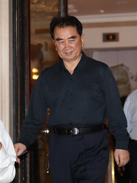 김창선 북한 국무위원회 부장이 17일 베트남 하노이의 소피텔레전드메트로폴하노이 호텔을 살펴본 후 나서고 있다. 2019.2.17 뉴스1