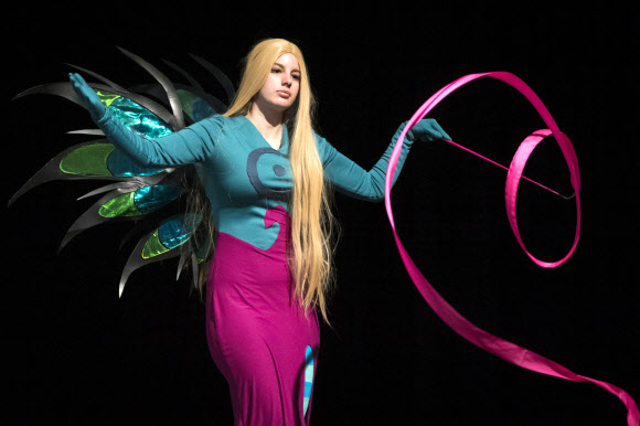 일본 애니메이션, 만화 캐릭터를 닮은 의상을 입은 여성이 17일(현지시간) 스위스 로잔의 스위스 연방 기술 연구소에서 열린 만화, 비디오 게임 및 일본 현대 문화에 관한 스위스 박람회 ‘Japan Impact Show’ 중 화려한 공연을 펼치고 있다. EPA 연합뉴스