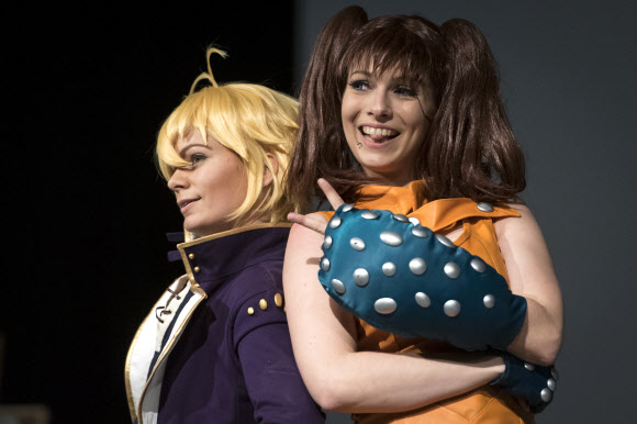 일본 애니메이션, 만화 캐릭터를 닮은 의상을 입은 여성들이 17일(현지시간) 스위스 로잔의 스위스 연방 기술 연구소에서 열린 만화, 비디오 게임 및 일본 현대 문화에 관한 스위스 박람회 ‘Japan Impact Show’ 중 화려한 공연을 펼치고 있다. EPA 연합뉴스