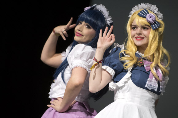 일본 애니메이션, 만화 캐릭터를 닮은 의상을 입은 여성들이 17일(현지시간) 스위스 로잔의 스위스 연방 기술 연구소에서 열린 만화, 비디오 게임 및 일본 현대 문화에 관한 스위스 박람회 ‘Japan Impact Show’ 중 화려한 공연을 펼치고 있다. EPA 연합뉴스