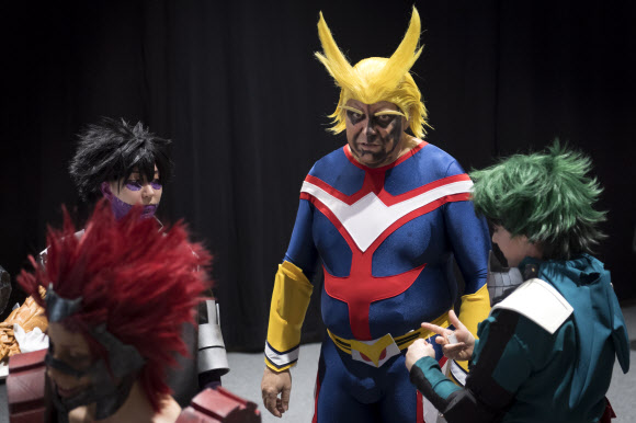 일본 애니메이션, 만화 캐릭터를 닮은 의상을 입은 사람들이 17일(현지시간) 스위스 로잔의 스위스 연방 기술 연구소에서 열린 만화, 비디오 게임 및 일본 현대 문화에 관한 스위스 박람회 ‘Japan Impact Show’ 중 화려한 공연을 펼치고 있다. EPA 연합뉴스