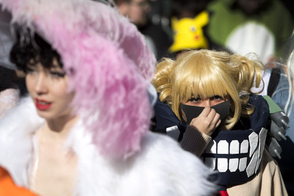 여성들이 17일(현지시간) 스위스 로잔의 스위스 연방 기술 연구소에서 열린 만화, 비디오 게임 및 일본 현대 문화에 관한 스위스 박람회 ‘Japan Impact Show’ 중 일본 애니메이션, 만화 캐릭터를 닮은 의상을 입고 있다. EPA 연합뉴스