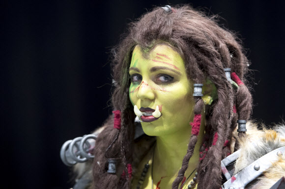 한 여성이 17일(현지시간) 스위스 로잔의 스위스 연방 기술 연구소에서 열린 만화, 비디오 게임 및 일본 현대 문화에 관한 스위스 박람회 ‘Japan Impact Show’ 중 일본 애니메이션, 만화 캐릭터를 닮은 의상을 입고 있다. EPA 연합뉴스