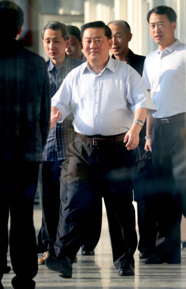 영빈관 나서는 김철규