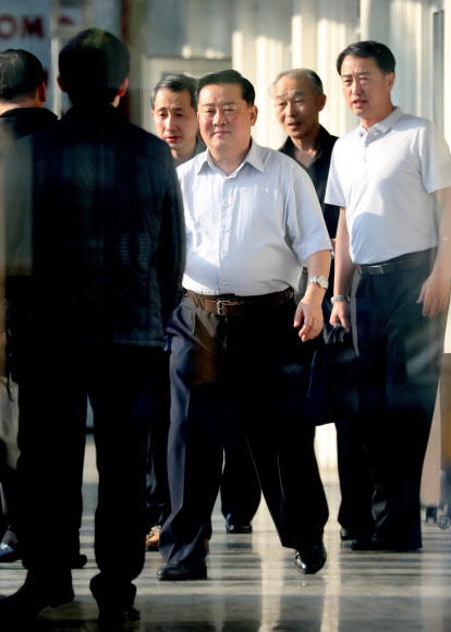 영빈관 나서는 김철규