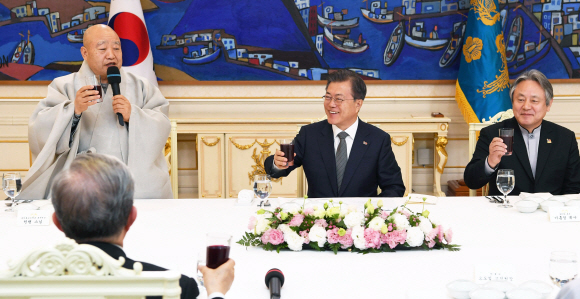 문재인 대통령이 18일 오후 청와대에서 7대 종단 지도자들과 오찬에서 원행 조계종 총무원장의 건배사에 건배하고 있다. 2019. 2. 18. 도준석 기자 pado@seoul.co.kr