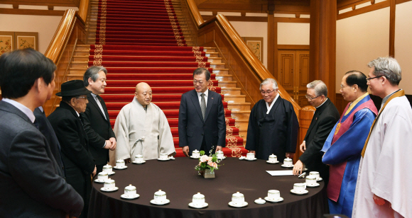 문재인 대통령이 18일 오후 청와대에서 7대 종단 지도자들과 오찬을 함께하기에 앞서 차담을 하며 인사를 하고 있다. 2019. 2. 18. 도준석 기자 pado@seoul.co.kr
