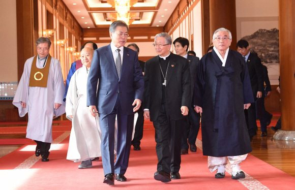 문재인 대통령이 18일 오후 청와대에서 7대 종단 지도자들과 오찬을 위해  천주교 김희중 대주교와 대화를 하며 오찬장으로 이동하고 있다. 2019. 2. 18. 도준석 기자 pado@seoul.co.kr
