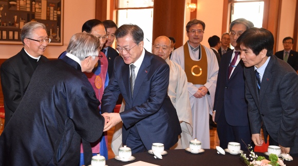 문재인 대통령이 18일 오후 청와대에서 7대 종단 지도자들과 오찬을 함께하기에 앞서 인사를 하고 있다. 2019. 2. 18. 도준석 기자 pado@seoul.co.kr