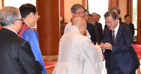 문재인 대통령이 18일 오후 청와대에서 7대 종단 지도자들과 오찬을 함께하기에 앞서 인사를 하고 있다. 2019. 2. 18. 도준석 기자 pado@seoul.co.kr