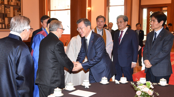 문재인 대통령이 18일 오후 청와대에서 7대 종단 지도자들과 오찬을 함께하기에 앞서 인사를 하고 있다. 2019. 2. 18. 도준석 기자 pado@seoul.co.kr