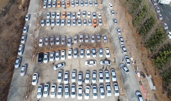 택시 기본요금이 3800원으로 인상돼 미터기 교체작업이 시작된 18일 오전 서울 난지천공원 주차장에서 택시들이 줄지어 서 있다. 2019.2.18. 도준석 기자 pado@seoul.co.kr