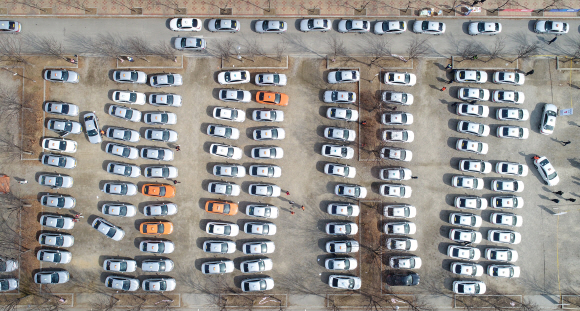 택시 기본요금이 3800원으로 인상돼 미터기 교체작업이 시작된 18일 오전 서울 난지천공원 주차장에서 택시들이 줄지어 서 있다. 2019.2.18. 도준석 기자 pado@seoul.co.kr