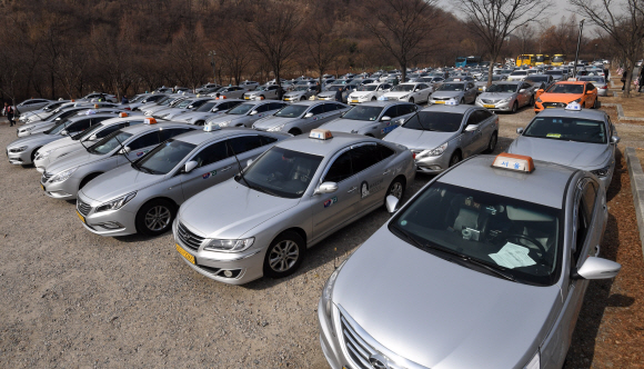 택시 기본요금이 3800원으로 인상돼 미터기 조정 작업이 시작된 18일 오전 서울 난지천공원 주차장에서 택시들이 줄지어 서 있다. 2019.2.18. 도준석 기자 pado@seoul.co.kr