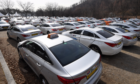 택시 기본요금이 3800원으로 인상돼 미터기 조정 작업이 시작된 18일 오전 서울 난지천공원 주차장에서 택시들이 줄지어 서 있다. 2019.2.18. 도준석 기자 pado@seoul.co.kr
