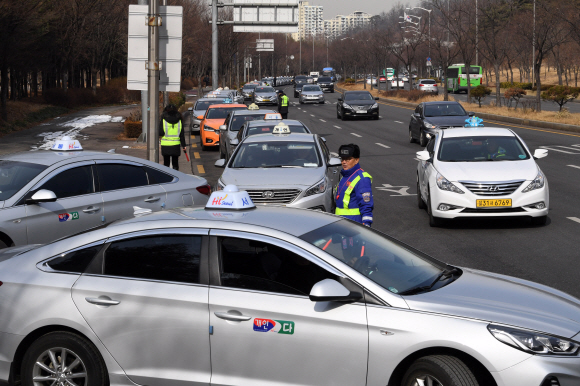 택시 기본요금이 3800원으로 인상돼 미터기 조정 작업이 시작된 18일 오전 서울 난지천공원 주차장에서 택시들이 줄지어 서 있다. 2019.2.18. 도준석 기자 pado@seoul.co.kr