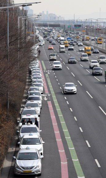 택시 기본요금이 3800원으로 인상돼 미터기 조정 작업이 시작된 18일 오전 서울 강변북로 일산방향에서 가양대교 북단으로 나가려는 택시들의 행렬에 끝이 보이지 않고 있다. 2019.2.18. 도준석 기자 pado@seoul.co.kr