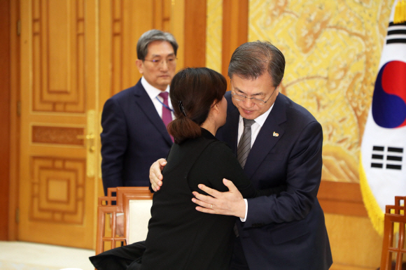 문재인 대통령이 18일 오후 청와대 본관에서 태안화력발전소에서 작업 도중 사고로 숨진 비정규직 노동자 고(故) 김용균 씨의 유가족을 면담하고 있다. 2019. 2. 18. 도준석 기자 pado@seoul.co.kr