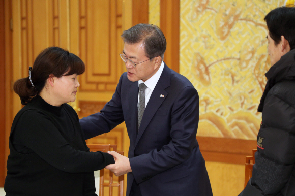 문재인 대통령이 18일 오후 청와대 본관에서 태안화력발전소에서 작업 도중 사고로 숨진 비정규직 노동자 고(故) 김용균 씨의 유가족을 면담하고 있다. 2019. 2. 18. 도준석 기자 pado@seoul.co.kr