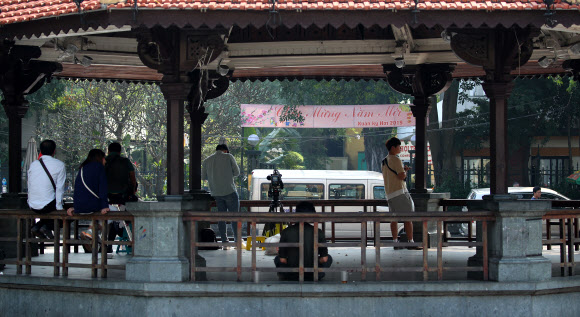 공안 제지에 밀려난 취재진