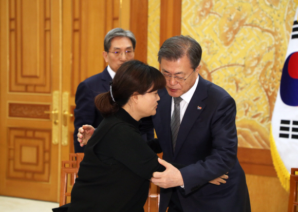 문재인 대통령이 18일 오후 청와대 본관에서 태안화력발전소에서 작업 도중 사고로 숨진 비정규직 노동자 고(故) 김용균 씨의 유가족을 면담하고 있다. 2019. 2. 18. 도준석 기자 pado@seoul.co.kr
