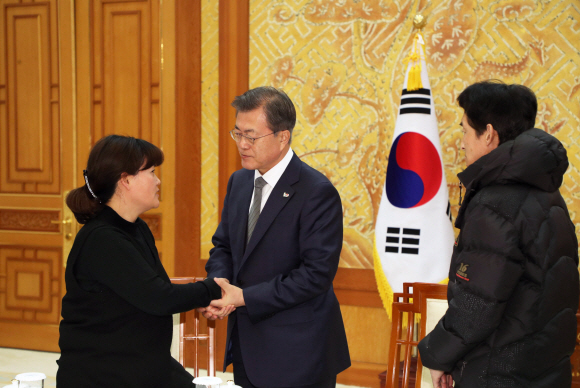 문재인 대통령이 18일 오후 청와대 본관에서 태안화력발전소에서 작업 도중 사고로 숨진 비정규직 노동자 고(故) 김용균 씨의 유가족을 면담하고 있다. 2019. 2. 18. 도준석 기자 pado@seoul.co.kr