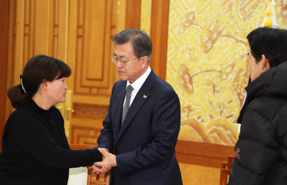 문재인 대통령이 18일 오후 청와대 본관에서 태안화력발전소에서 작업 도중 사고로 숨진 비정규직 노동자 고(故) 김용균 씨의 유가족을 면담하고 있다. 2019. 2. 18. 도준석 기자 pado@seoul.co.kr
