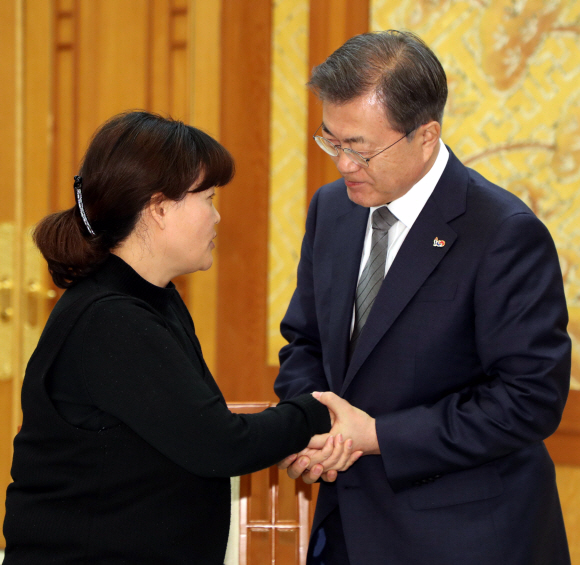 문재인 대통령이 18일 오후 청와대 본관에서 태안화력발전소에서 작업 도중 사고로 숨진 비정규직 노동자 고(故) 김용균 씨의 유가족을 면담하고 있다. 2019. 2. 18. 도준석 기자 pado@seoul.co.kr