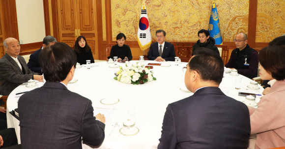 문재인 대통령이 18일 오후 청와대 본관에서 태안화력발전소에서 작업 도중 사고로 숨진 비정규직 노동자 고(故) 김용균 씨의 유가족을 면담하고 있다. 2019. 2. 18. 도준석 기자 pado@seoul.co.kr