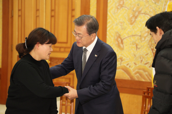 문재인 대통령이 18일 오후 청와대 본관에서 태안화력발전소에서 작업 도중 사고로 숨진 비정규직 노동자 고(故) 김용균 씨의 유가족을 면담하고 있다. 2019. 2. 18. 도준석 기자 pado@seoul.co.kr