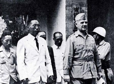 1945년 8월 중국 시안 광복군 제2지대에서 김구(왼쪽) 임정 주석과 윌리엄 도노반 미국 OSS 국장이 한반도 진공 작전 협의를 마치고 나오는 모습. 도노번은 ‘미국 중앙정보국(CIA)의 아버지’로 불린다.  백범기념관 제공