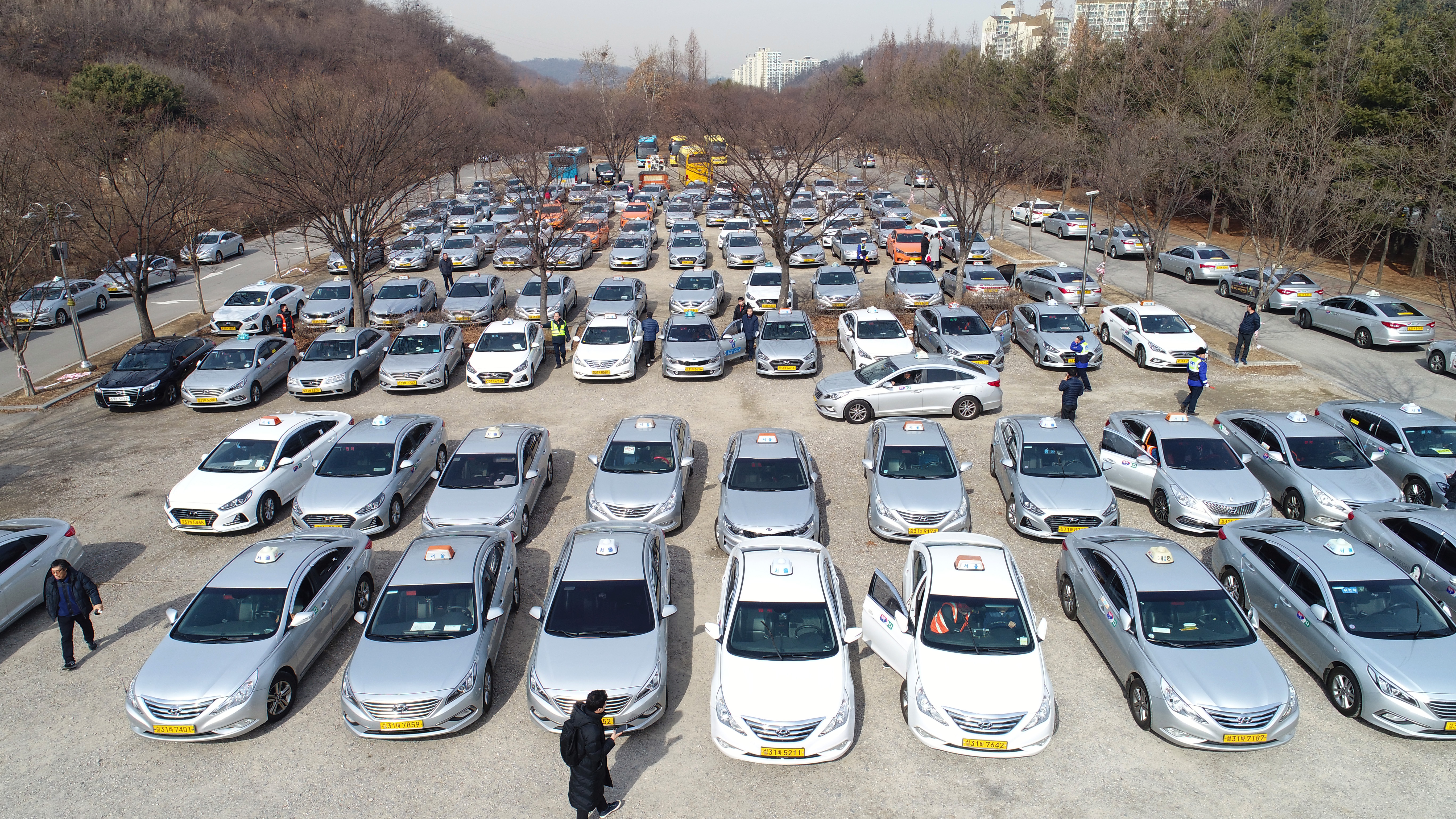 서울 마포 난지천공원에서 미터기 조정작업을 기다리는 택시들