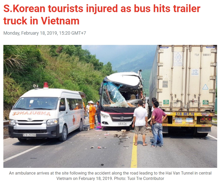 베트남서 한국 관광객들 탄 버스, 트럭과 충돌…11명 부상  베트남 뚜오이쩨 캡처
