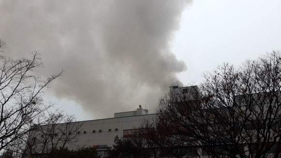 19일 오전 대구 도심 한 사우나에서 불이 나 하늘 위로 연기가 피어오르고 있다. 이 불로 2명이 숨지고 다수가 중경상을 입었다. 연합뉴스