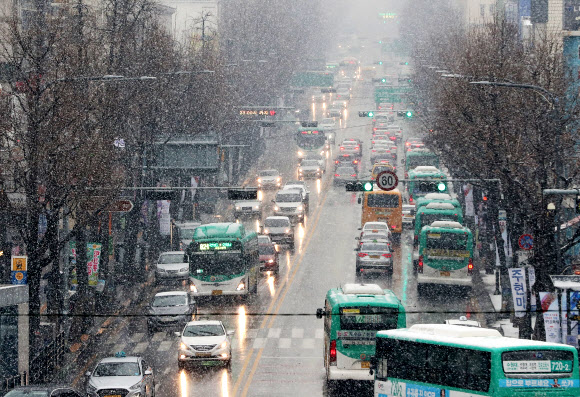 눈이 내린 19일 오전 경기도 수원시 팔달구 수원역 앞에서 출근길 차들이 서행하고 있다. 2019.2.19  연합뉴스