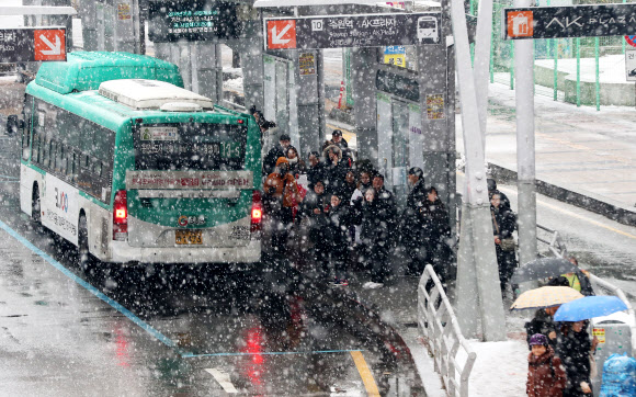 눈이 내린 19일 오전 경기도 수원시 팔달구 수원역 앞에서 시민들이 버스를 기다리고 있다. 2019.2.19  연합뉴스