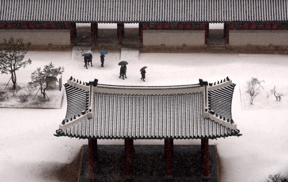 절기상 우수(雨水)인 19일 오전 관광객들이 흰 눈으로 뒤덮인 덕수궁을 거닐고 있다. 2019.2.19  연합뉴스