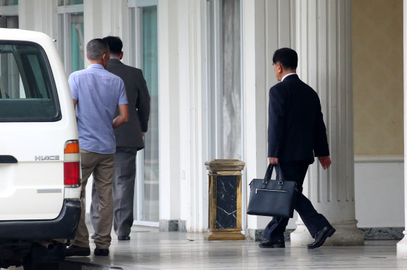 김창선 북한 국무위원회 부장(오른쪽)이 19일 오전 베트남 하노이 정부 게스트하우스를 나서고 있다. 김 부장은 평소와 달리 정장 차림으로 숙소를 나섰다. 2019.2.19  연합뉴스