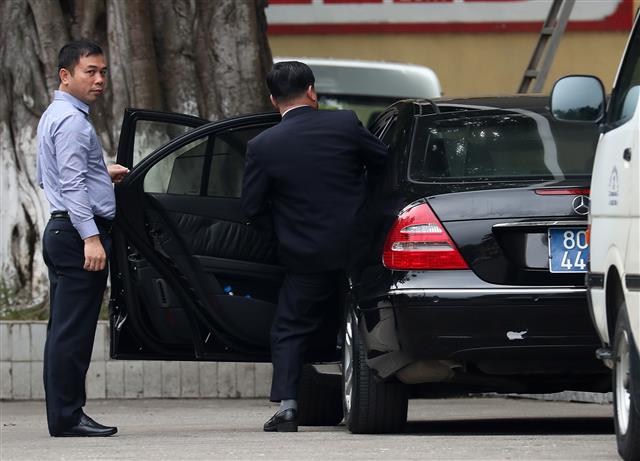 김철규 북한 호위사령부 부사령관이 19일 숙소인 베트남 하노이의 정부게스트하우스(영빈관)를 나서고 있다. 2차 북미정상회담은 오는 27~28일 양일간 베트남 하노이에서 열린다. 2019.2.19 뉴스1