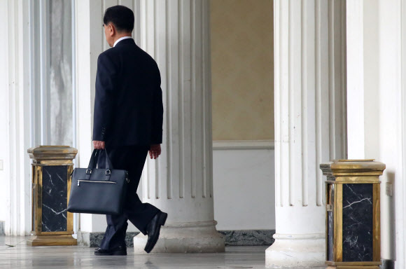 김창선 북한 국무위원회 부장이 19일 오전 베트남 하노이 정부 게스트하우스를 나서고 있다. 김 부장은 평소와 달리 정장 차림으로 숙소를 나섰다. 2019.2.19  연합뉴스