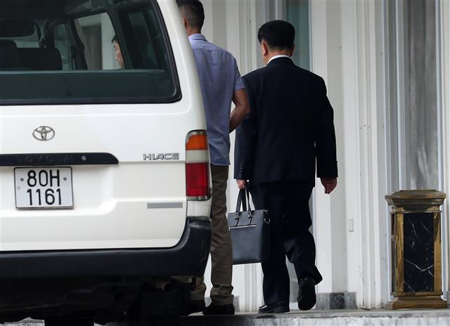 김창선 북한 국무위원회 부장이 19일 숙소인 베트남 하노이의 정부게스트하우스(영빈관)를 나서고 있다. 2차 북미정상회담은 오는 27~28일 양일간 베트남 하노이에서 열린다. 2019.2.19 뉴스1